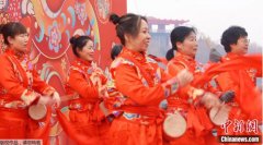 打腰鼓、吃爆肚,外国留学生逛庙会:下次还想